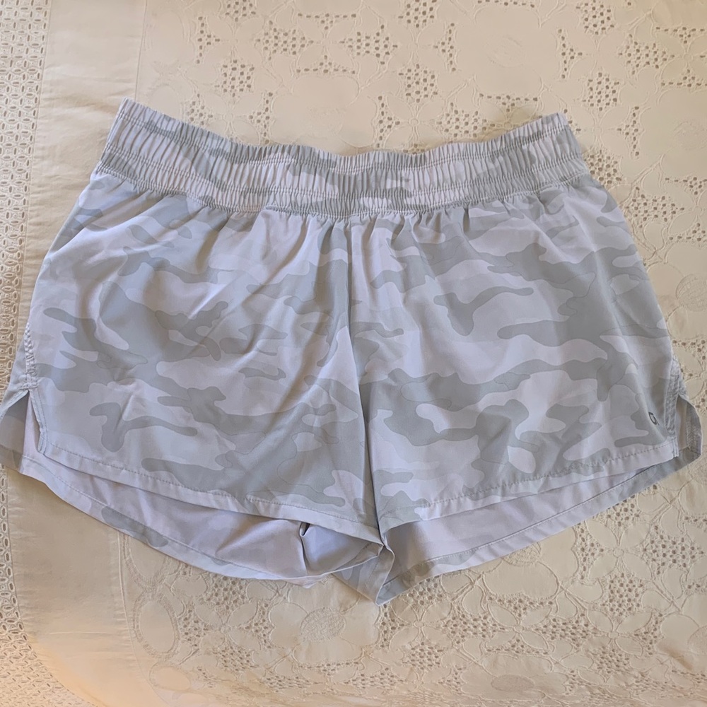 •GapFit Women’s Gray Camo Athletic Shorts•